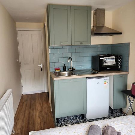 Ifield Ensuite Studio Flat Crawley-Gatwick מראה חיצוני תמונה